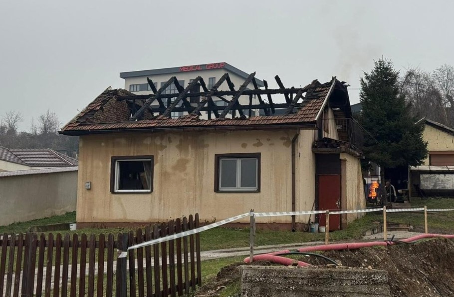 Izgorjela kuća, komšija obećao obnovu do Božića