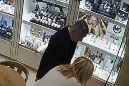 Sve snimile nadzorne kamere: Muškarac "lukavim potezom" UKRAO ZLATNU NARUKVICU zlatari na Baščaršiji