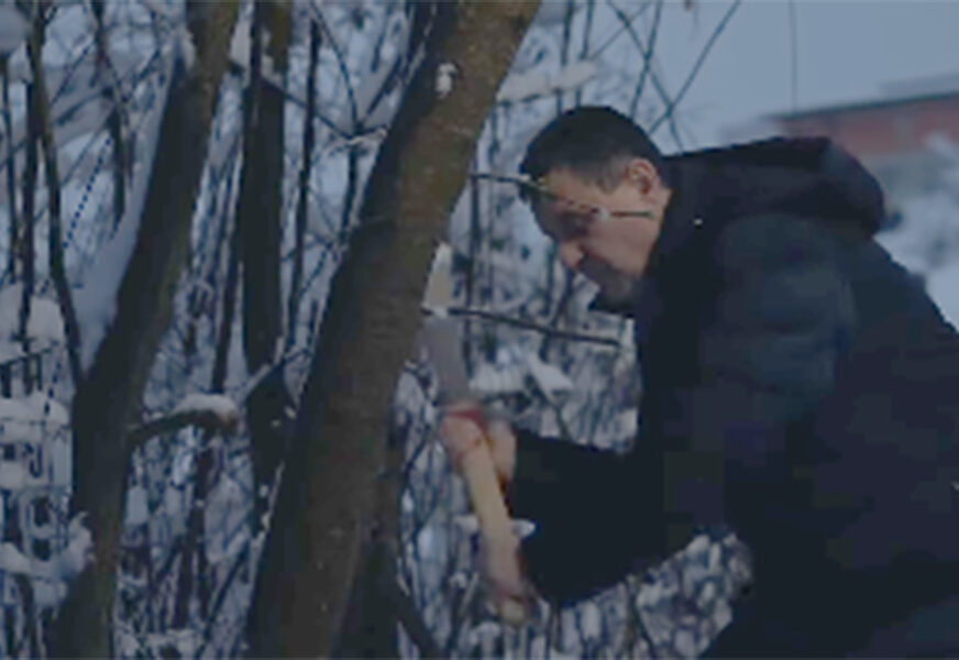 (VIDEO) "Snaga tradicije koja nas povezuje i okuplja" Evo s kim je Vlado Đajić prije zore u šumi u svom zavičaju usjekao BADNJAK
