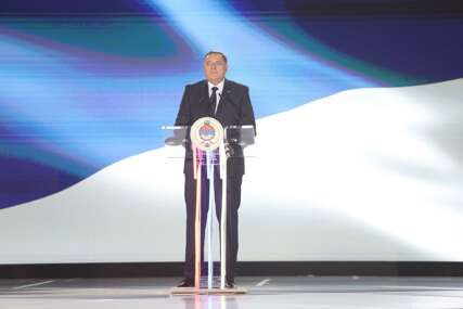 (FOTO) “Srpski narod zaslužuje jednu državu” Dodik na svečanoj akademiji poručio da ne može da živi bez Republike Srpske
