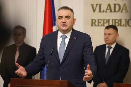(FOTO)„Nećete doći pred Vladu traktorima“ Minić poručio mljekarima da će razgovarati, ali i da će se znati KO TO GURA u Srpskoj