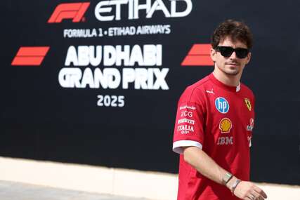 (FOTO) Na prsten potrošio bogatstvo: Zvijezda Formule 1 uz pomoć psa zaprosio manekenku