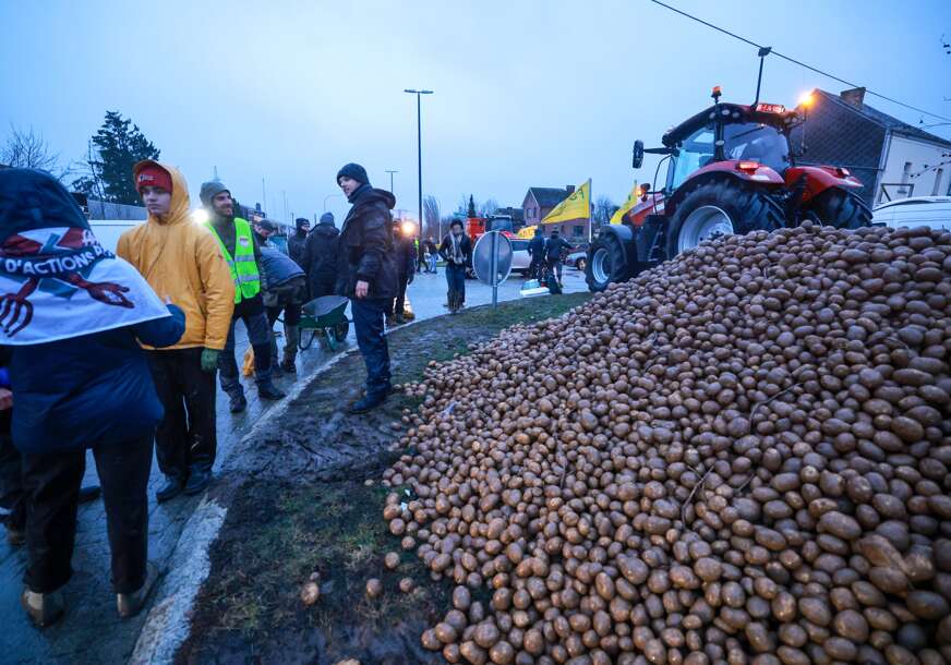 Veliki protesti u Belgiji: Poljoprivrednici istresli krompir u centru Brisela