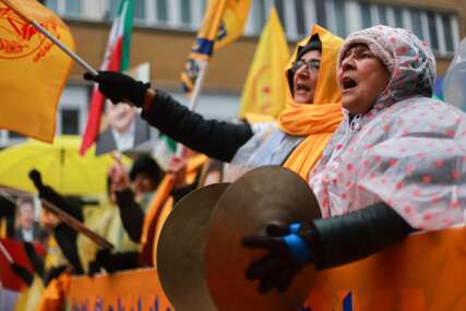 (FOTO) ZAPALJENA DŽAMIJA Demonstracije u Iranu uzele maha, vlast tvrdi da je situacija mirna