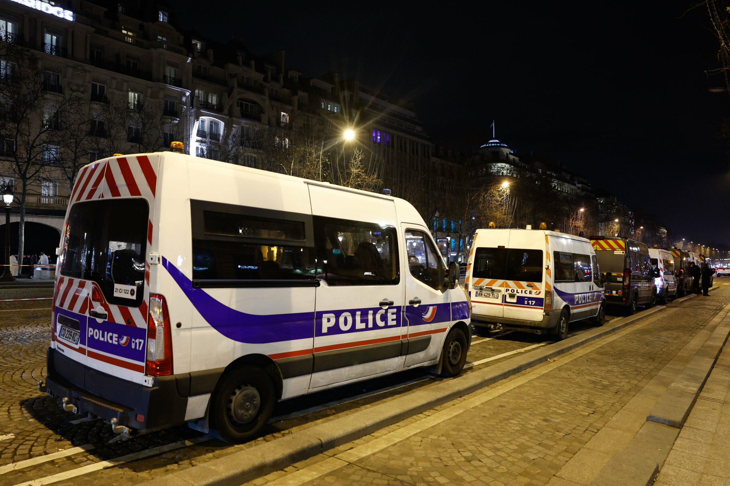 JURILI 200 NA SAT Tinejdžeri bježali od policije, skočili u rijeku, na kraju ih jedva spasili