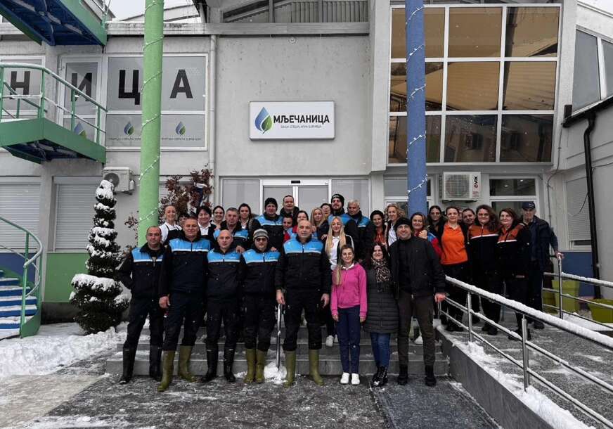 (FOTO) "Neka je na zdravlje Badnji dan" Banjac TRADICIONALNO unio badnjak u "Mlječanicu"