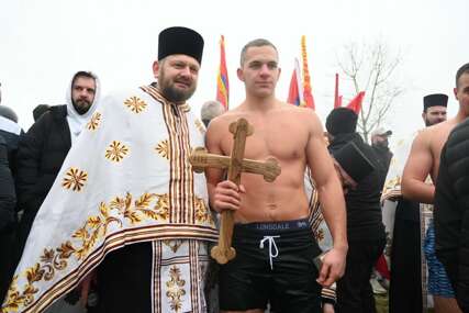 (FOTO) Humanost na djelu: Sergej Savanović prvi DOPLIVAO DO ČASNOG KRSTA u Laktašima, pa zlatnik dao za liječenje dječaka iz Trna