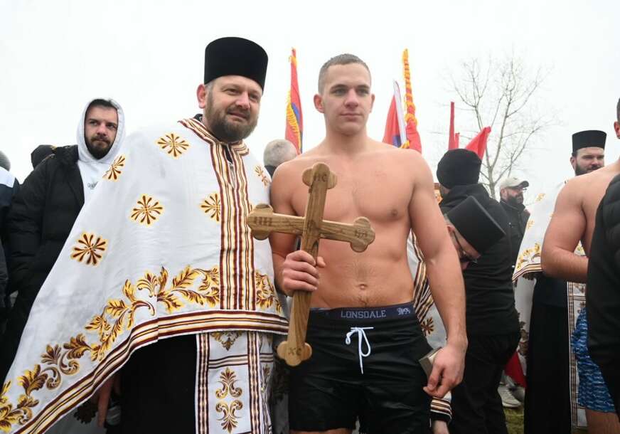 sergej savanović prvi doplivao do časnog krsta u Laktašima