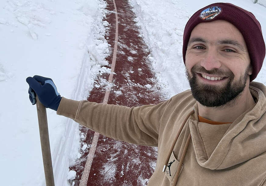 Amel Tuka čisti snijeg