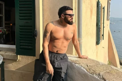 (FOTO) Azis UGRADIO SILIKONE u grudi: Oglasio se iz bolničkog kreveta "Vremenom će se sve smanjiti"