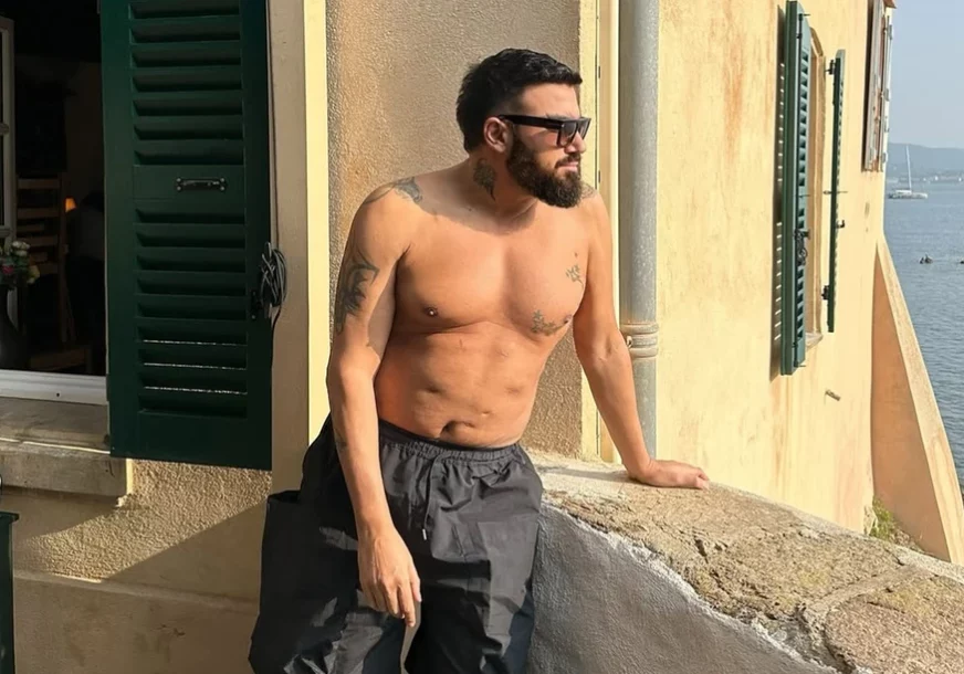 (FOTO) Azis UGRADIO SILIKONE u grudi: Oglasio se iz bolničkog kreveta "Vremenom će se sve smanjiti"