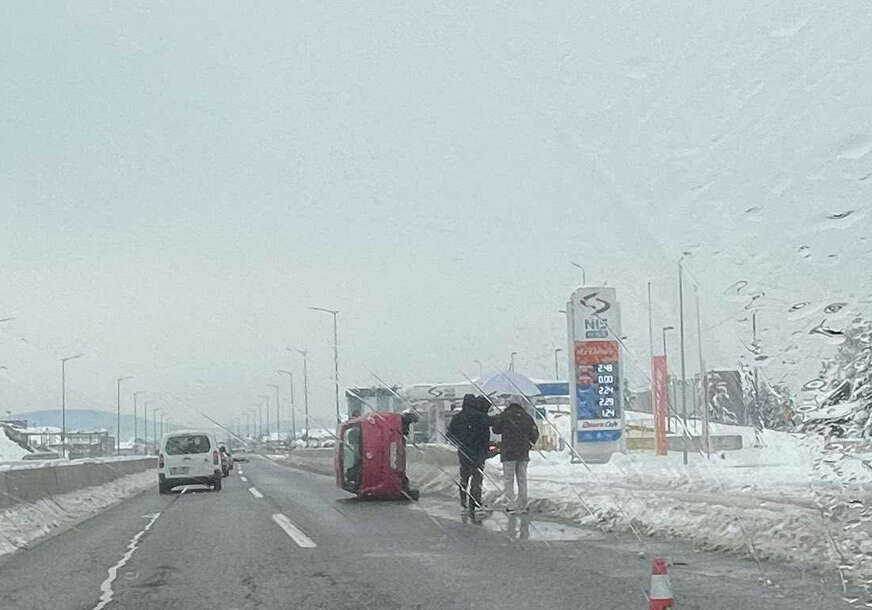 Nesreća na brzoj cesti Banjaluka-Laktaši: Automobil završio na boku, policija reguliše saobraćaj