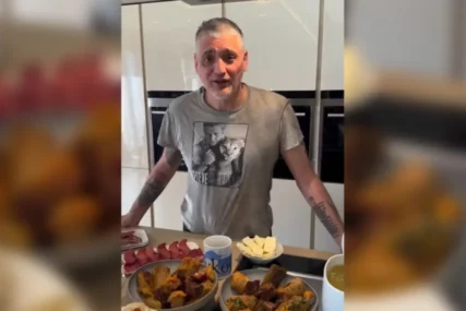 (VIDEO) PUNA TRPEZA ĐAKONIJA, A U POZADINI BEČKA FILHARMONIJA Čedo Jovanović i Aleksandar Kos pokazali svoj luks stan