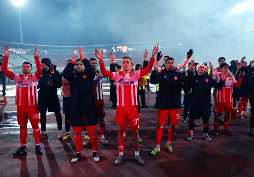 fudbaleri Crvene zvezde pozdravljaju navijače