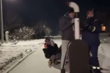(VIDEO) "Poslije 7 godina vidjeli snijeg, JOŠ SE SAMO NA SVINJI NISU SANKALI" Srbija zavejana, a mještani Đurđeva našli način da se dobro zabave