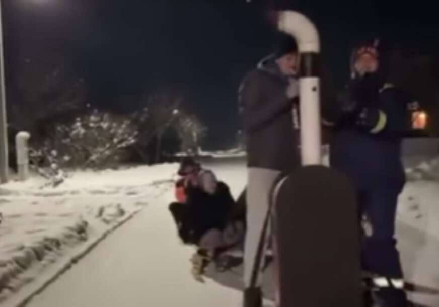 (VIDEO) "Poslije 7 godina vidjeli snijeg, JOŠ SE SAMO NA SVINJI NISU SANKALI" Srbija zavejana, a mještani Đurđeva našli način da se dobro zabave