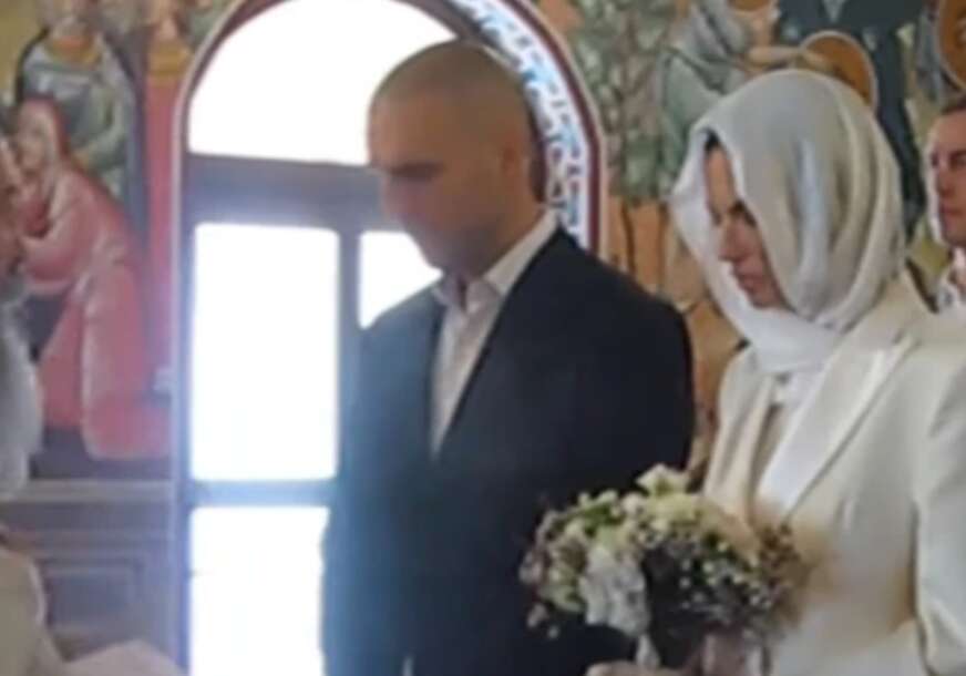 (FOTO) KOŠTA PAPRENO Danijela Dimitrovska na svadbi nosila haljinu Viktorije Bekam