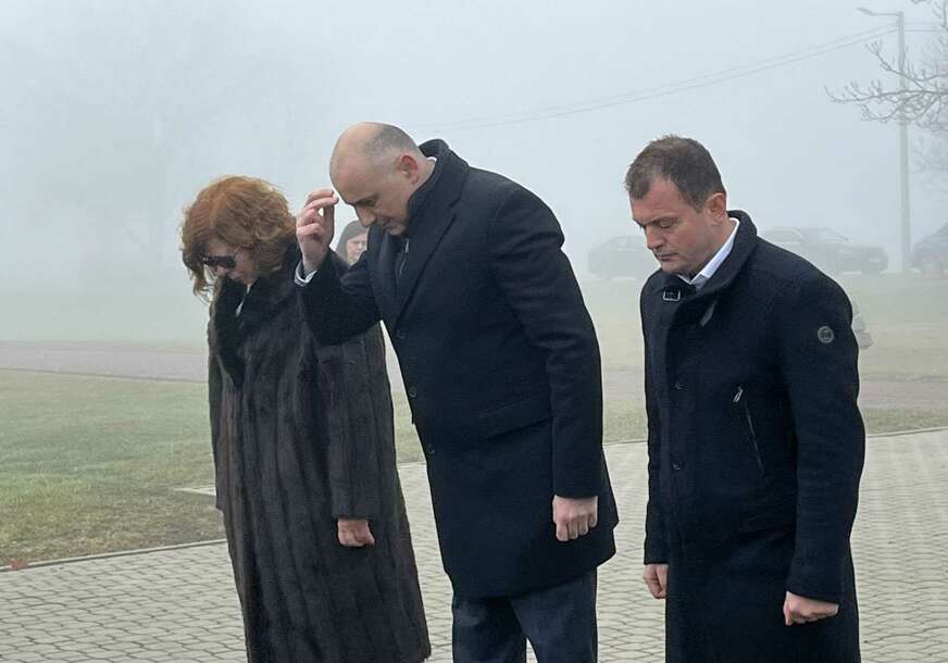 (FOTO) „Istina i istorija moraju biti sačuvane“ Banjac položio cvijeće na spomen-obilježje žrtvama logora Jasenovac