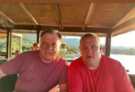 (FOTO) Tuga ne prolazi: Dino Bešlić podijelio dirljivu USPOMENU NA RODITELJE, a fotografija rasplakala mnoge