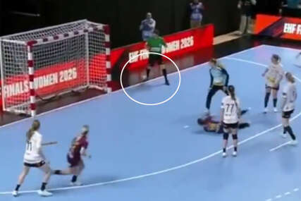 (VIDEO) NEVJEROVATAN GOL Situacija kakva se rijetko dešava na rukometnoj utakmici