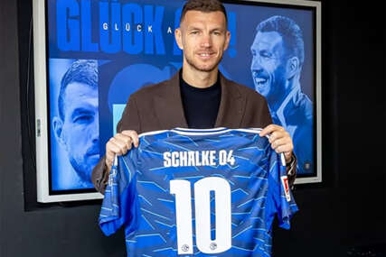 Edin Džeko sa dresom Šalkea