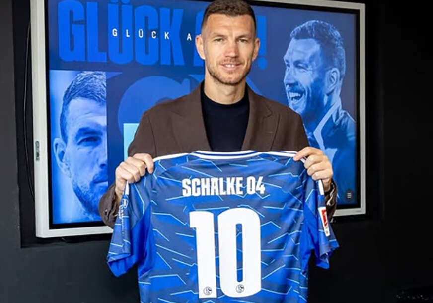 Edin Džeko sa dresom Šalkea