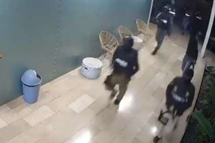 (VIDEO) Jedna žrtva pokušala pobjeći: Ubice sa fudbalskog terena snimljene iz drugog ugla