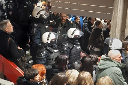 (VIDEO) DEKAN POZVAO POLICIJU Studenti planirali da blokiraju Filozofski fakultet, nezadovoljni otpuštanjem profesorice