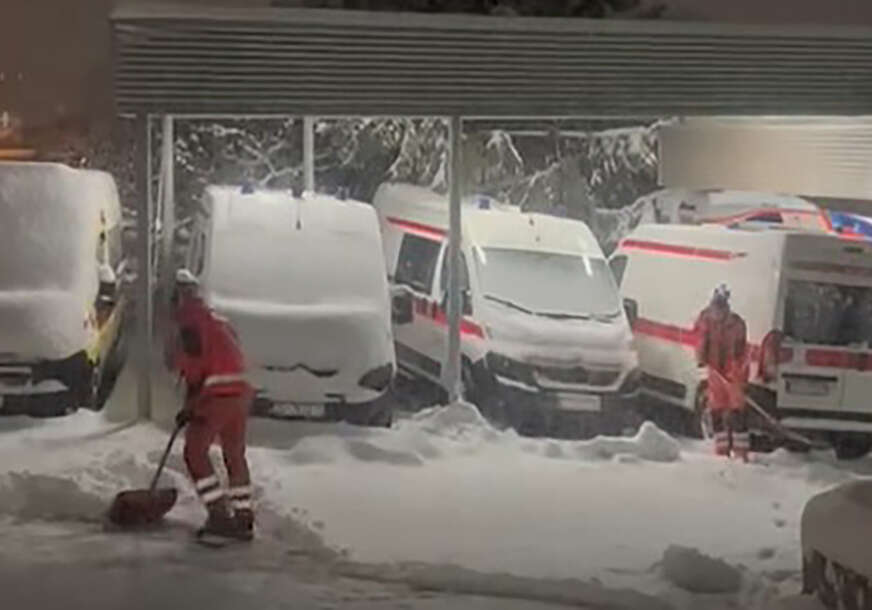 Radnici Hitne pomoći čiste snijeg