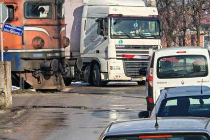 (FOTO) Još jedan primjer neodgovornog ponašanja vozača: Otkinuta rampa na pružnom prelazu u banjalučkom naselju