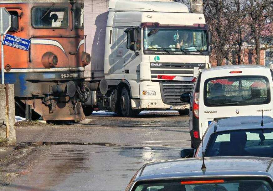 (FOTO) Još jedan primjer neodgovornog ponašanja vozača: Otkinuta rampa na pružnom prelazu u banjalučkom naselju