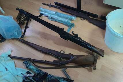 (FOTO) Hapšenje u Banjaluci: Prijavljen za porodično nasilje, policija u pretresu pronašla arsenal oružja