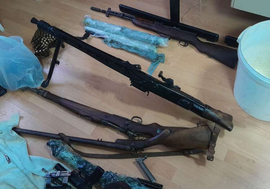 (FOTO) Hapšenje u Banjaluci: Prijavljen za porodično nasilje, policija u pretresu pronašla arsenal oružja