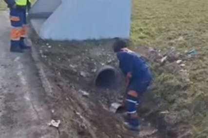(VIDEO, FOTO) Koriste povoljne vremenske uslove: "Putevi Srpske" ČISTE  PUTNE JARKE na pravcu Prijedor-Kozarac
