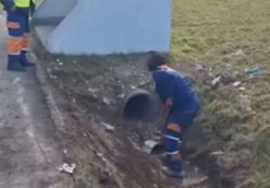 (VIDEO, FOTO) Koriste povoljne vremenske uslove: "Putevi Srpske" ČISTE  PUTNE JARKE na pravcu Prijedor-Kozarac
