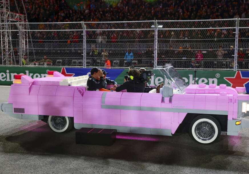 kadilak načinjen od lego kockica