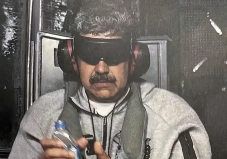 (FOTO) U ruci drži flašicu sa vodom: Tramp objavio Madurovu fotografiju nakon hapšenja, pa napisao KRATKU PORUKU