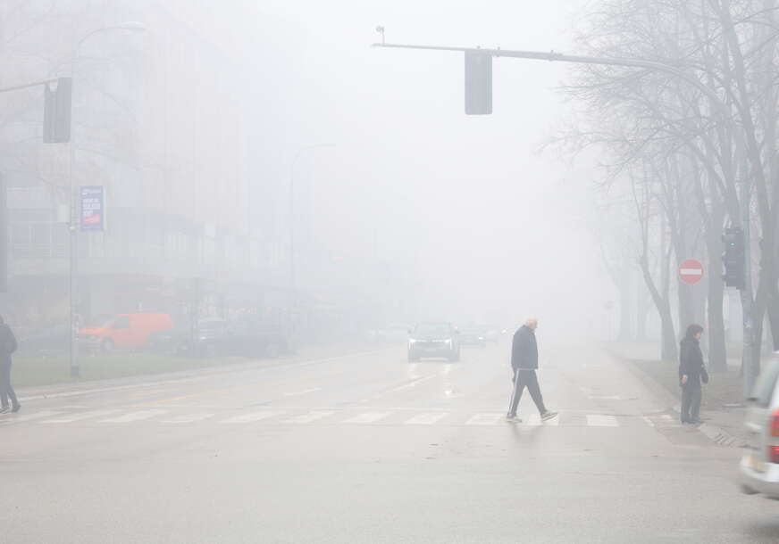(VIDEO, FOTO) Banjaluka jutros "nestala": GUSTA MAGLA prekrila grad, ne vidi se prst pred okom