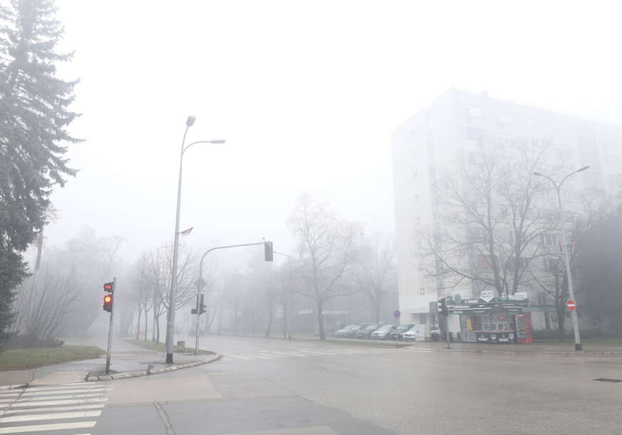 Ne vidi se prst pred okom: Gusta magla OTEŽAVA SAOBRAĆAJ u Banjaluci, Bijeljini, Brodu i Prijedoru