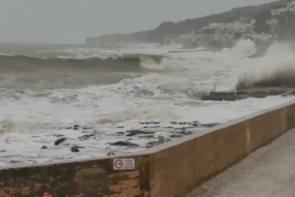 (FOTO, VIDEO) VJETAR ČUPA STABLA, PO GRADU KRŠ I LOM Jednu od najpoznatijih turističkih destinacija pogodilo strašno nevrijeme