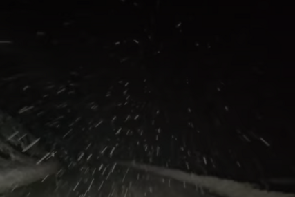 (VIDEO) NA MANJAČI PADA SNIJEG Kolovozi mokri i klizavi, vozačima se savjetuje oprezna vožnja
