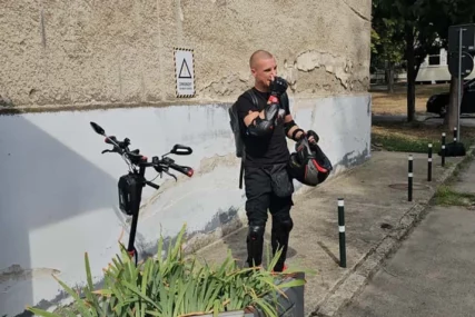 (VIDEO) "Idem s njim glavnim putem, opasniji je i od motora" Voditelj "Zvezda Granda" se uvijek VOZI TROTINETOM, odlučio da na ovaj način izbjegne saobraćajne gužve