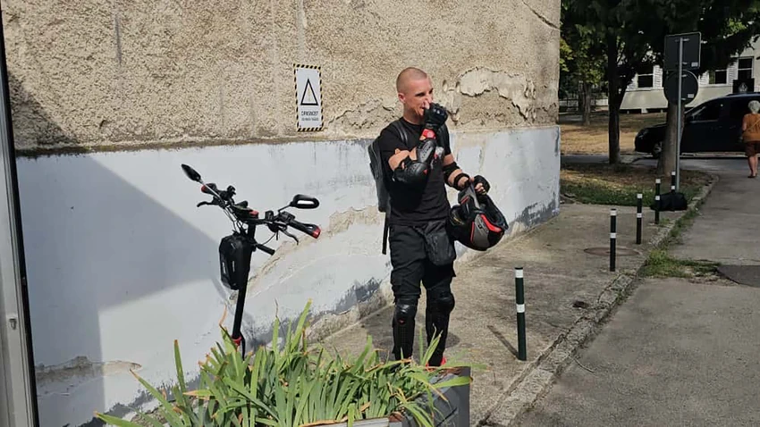 (VIDEO) "Idem s njim glavnim putem, opasniji je i od motora" Voditelj "Zvezda Granda" se uvijek VOZI TROTINETOM, odlučio da na ovaj način izbjegne saobraćajne gužve