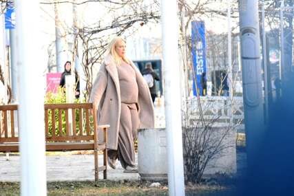 (VIDEO, FOTO) Buduća mama vidno raspoložena: Milica Todorović sa STOMAKOM DO ZUBA došla na jedan od posljednjih pregleda pred POROĐAJ