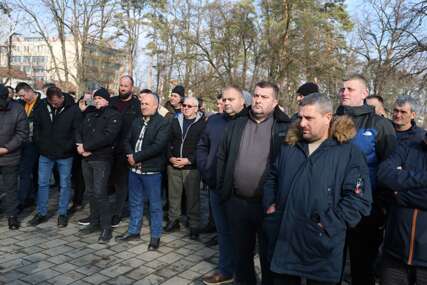 (FOTO) Počeo PROTEST MLJEKARA u Banjaluci: Ovo su njihovi zahtjevi, a odlučiće Skupština pod vedrim nebom