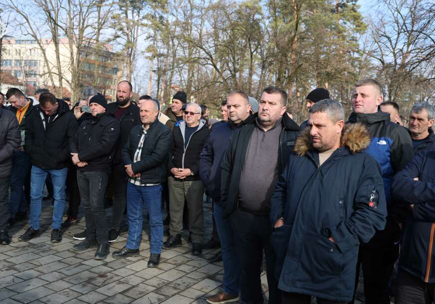 (FOTO) Počeo PROTEST MLJEKARA u Banjaluci: Ovo su njihovi zahtjevi, a odlučiće Skupština pod vedrim nebom