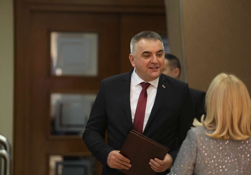 (FOTO) Završena sjednica: Narodna skupština Srpske usvojila ostavku Save Minića