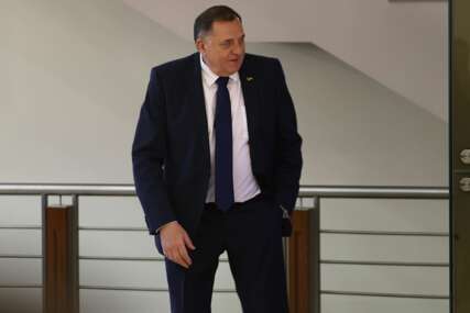 (VIDEO) Iz Vašingtona pravo za mikrofon:  Nije se ni raspakovao iz Amerike, a Dodik već ZAPJEVAO u Bijeljini