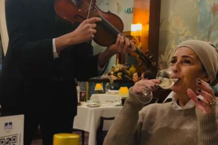 (FOTO) Violinista joj SVIRA NA UVCE, a ona uživa u vinu: Nataša Ninković pokazala kako se provodi u Budimpešti