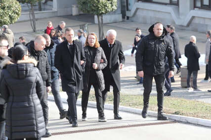 (FOTO) Pognuo glavu, stoji pored roditelja: Nemanja Vidić SKRHAN OD BOLA na bratovoj sahrani